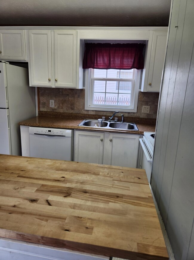 106 Lat Ln, Swanzey, NH 03446 - photo 4