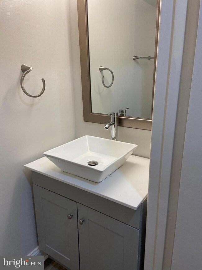 11112 Forest Edge Dr, Reston, VA 20190 - photo 4