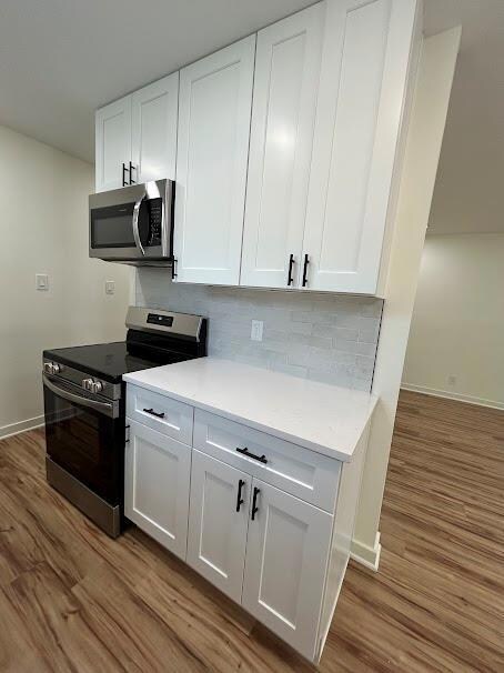 Kitchen with appliances with stainless steel fini