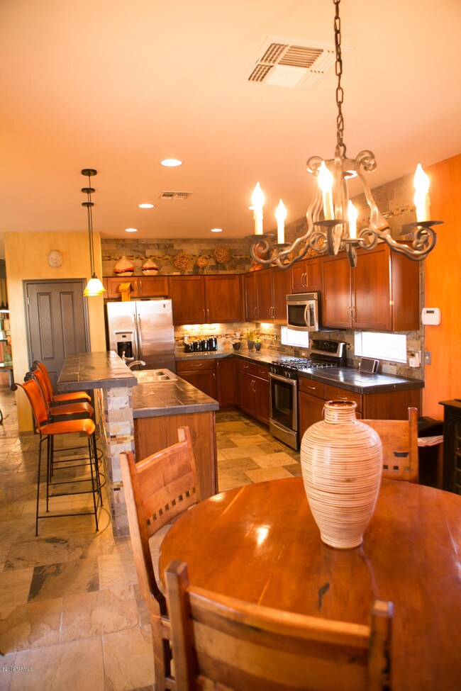 Kitchen & Dinette