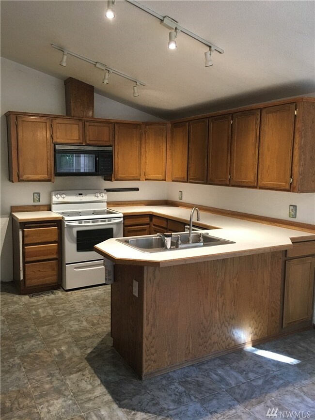 8340 Daphne Ct SE, Yelm, WA 98597 - photo 3