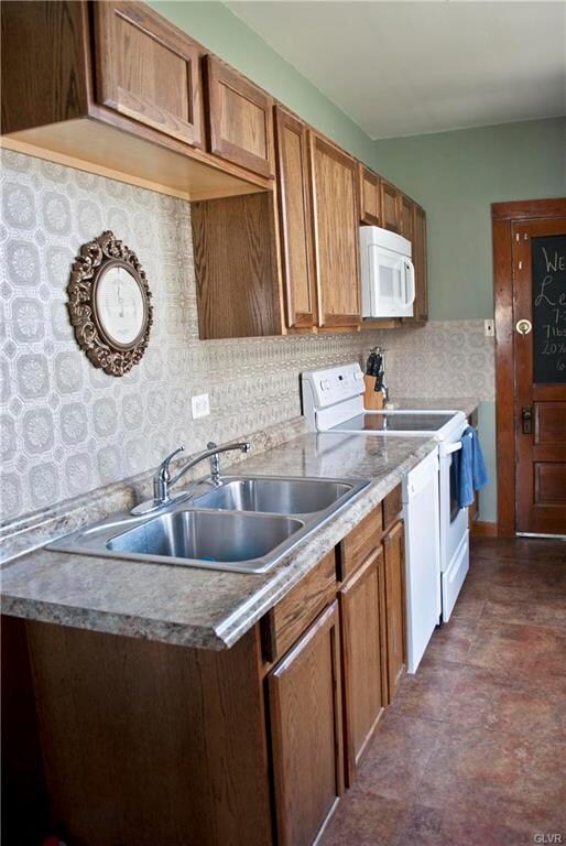 330 Coal St unit 1/2, Lehighton, PA 18235 - photo 2