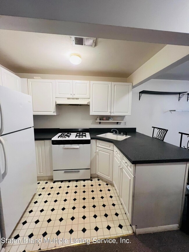 28 Sky Ln, Staten Island, NY 10304 - photo 3