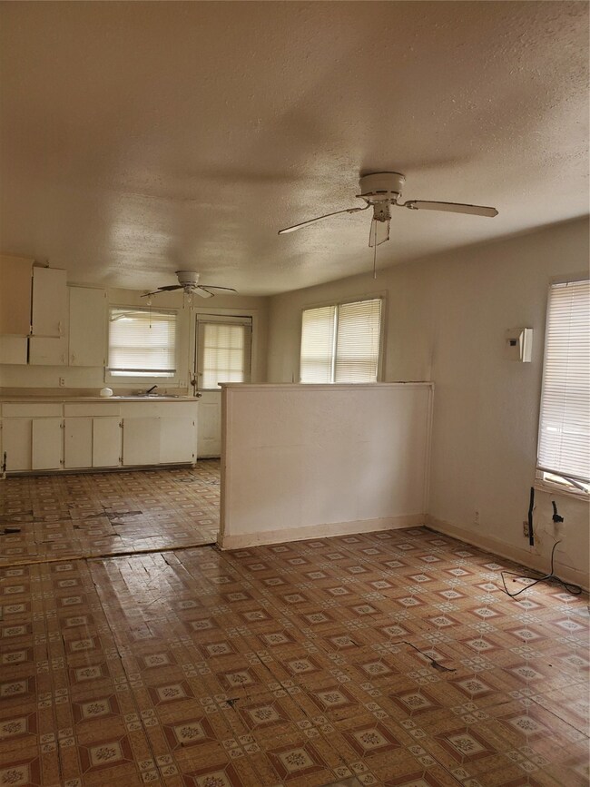 2917 6th St, Bay City, TX 77414 - photo 2