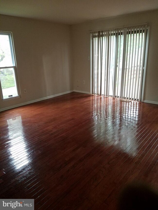 7019 Cipriano Woods Ct, Lanham, MD 20706 - photo 7