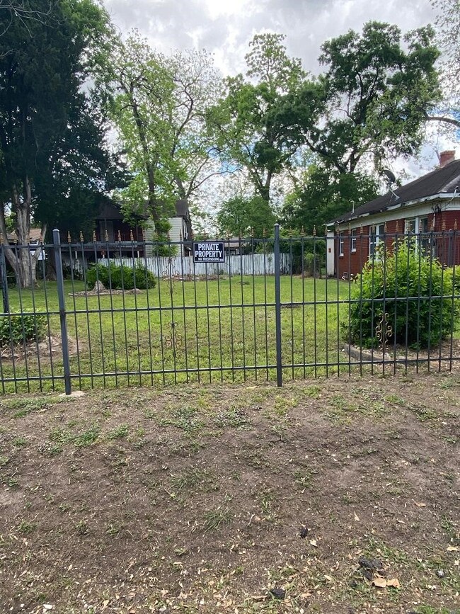 1208 Caplin St, Houston, TX 77022 - photo 5