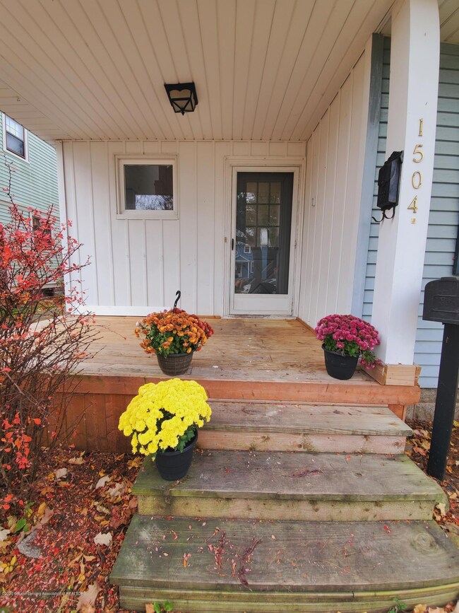 1504 Corbett St Lansing - Front Porch