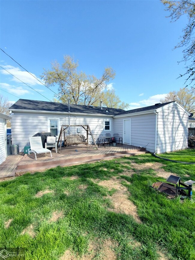 125 E 17th St N, Newton, IA 50208 - photo 7