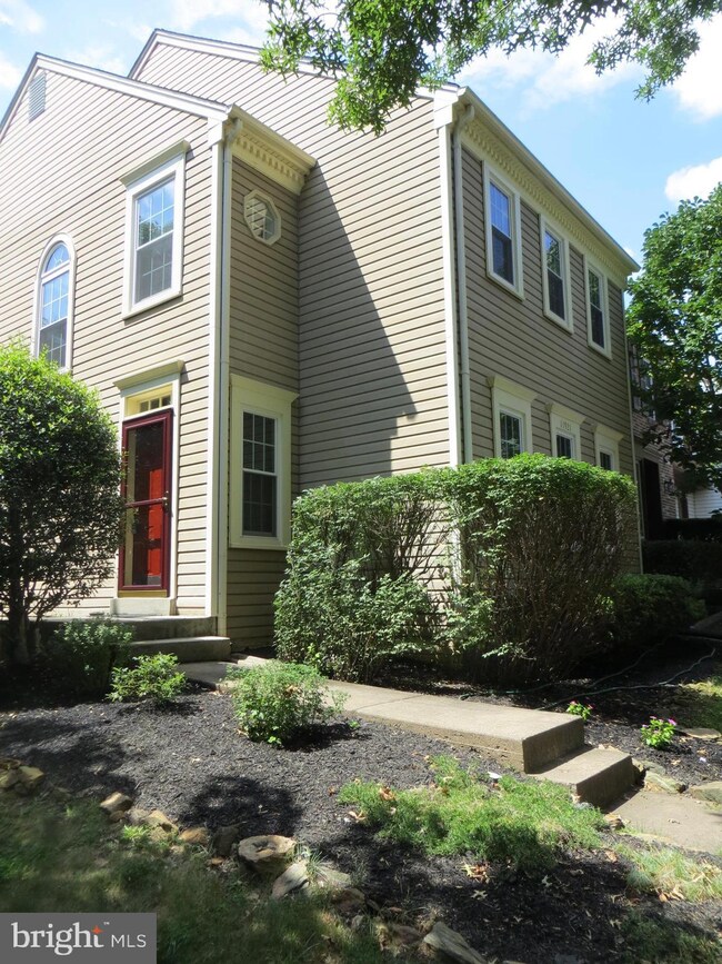 11921 Sentinel Point Ct, Reston, VA 20191 - photo 2