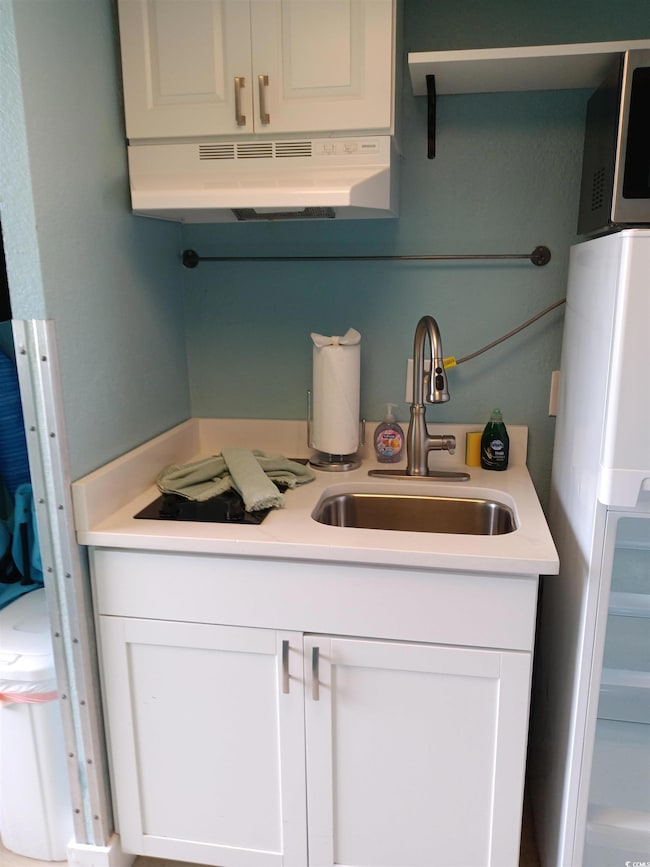 Kitchen with a sink, freestanding refrigerator, wh