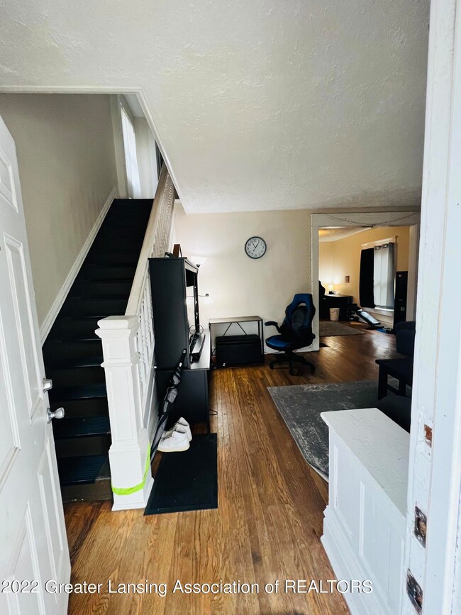 904 N Sycamore St, Lansing, MI 48906 - photo 2