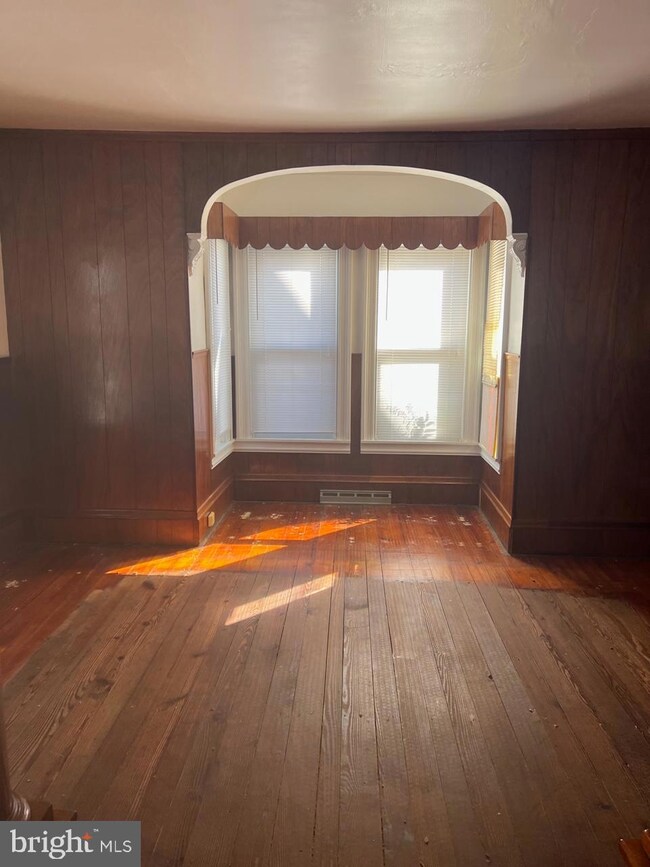 572 N Delaware St, Paulsboro, NJ 08066 - photo 2