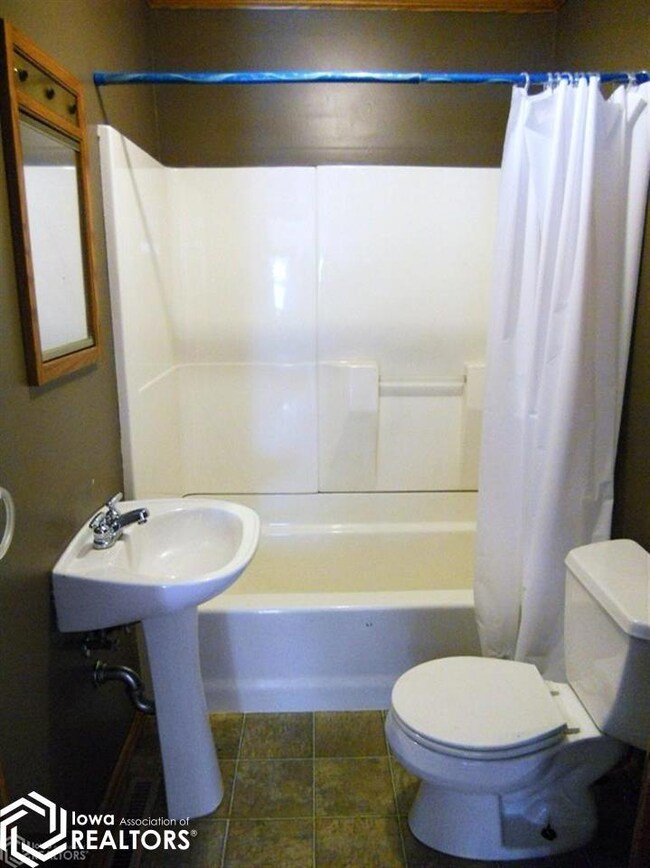 914 1st St N, Newton, IA 50208 - photo 6