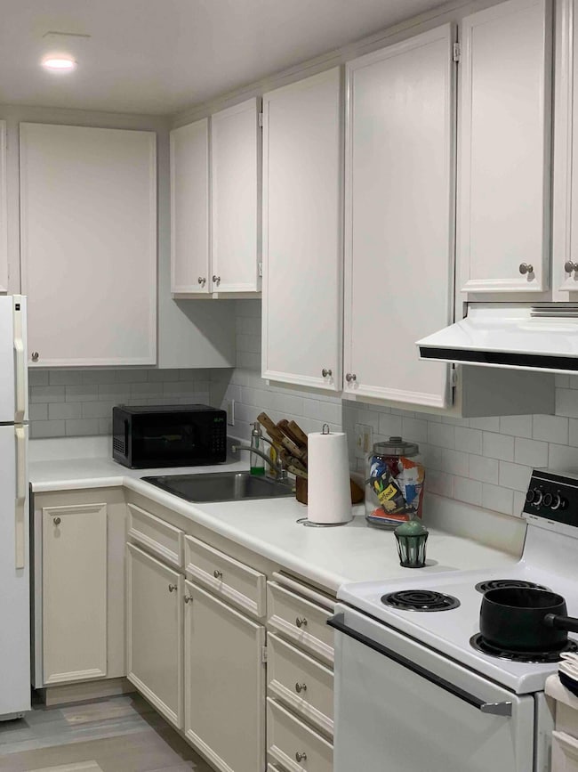 2810 N Arcadia Ct unit 211, Palm Springs, CA 92262 - photo 6