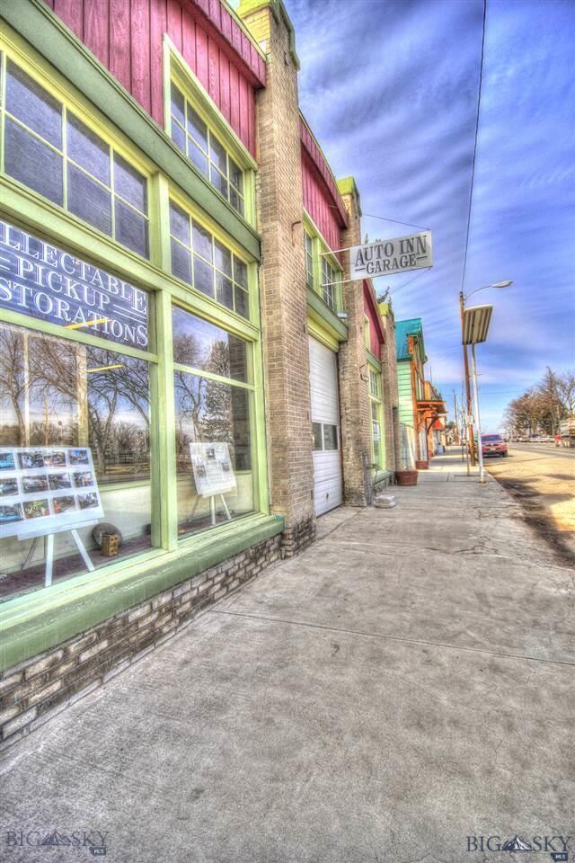 Minutes from Many Great Local Shops