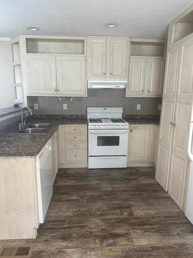 22 Springbrook St, Hinsdale, NH 03451 - photo 4