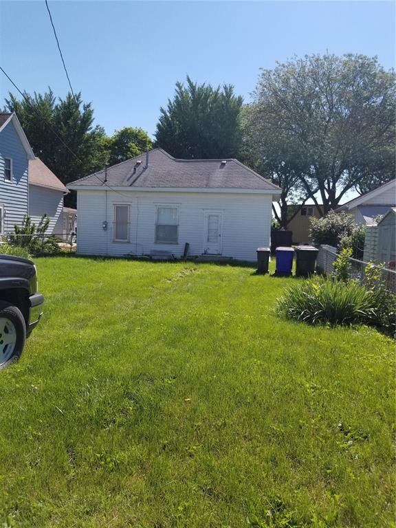 1028 10th St SW, Cedar Rapids, IA 52404 - photo 2