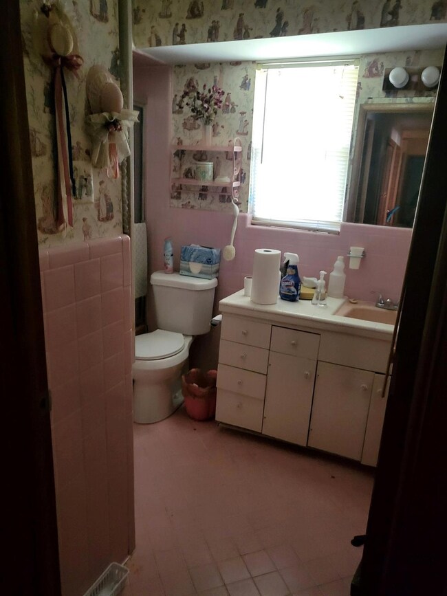 Bathroom with vanity, backsplash, tile patterned f