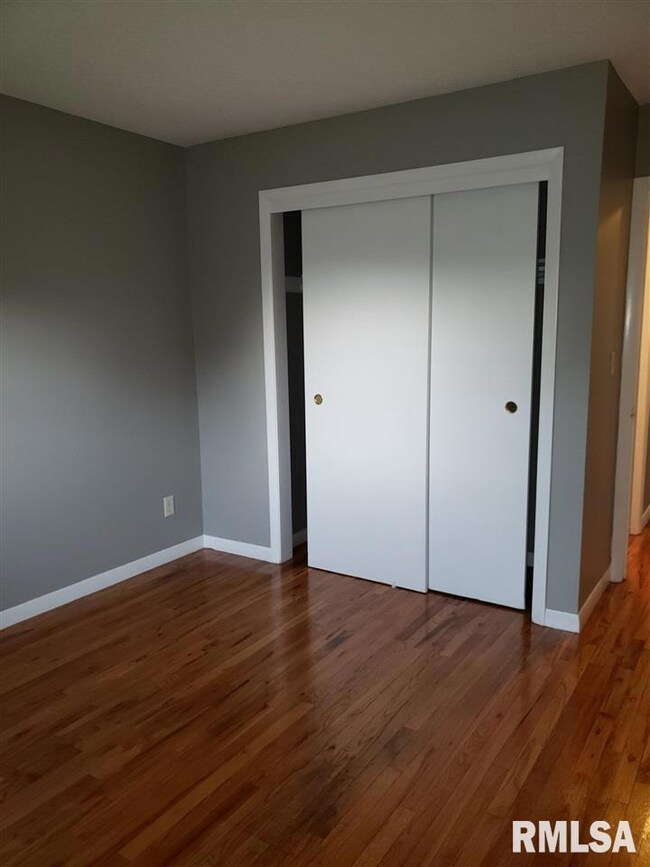 2330 W 40th St, Davenport, IA 52806 - photo 7