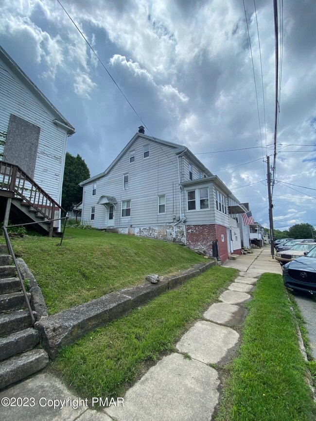 214 W Abbott St, Lansford, PA 18232 - photo 3