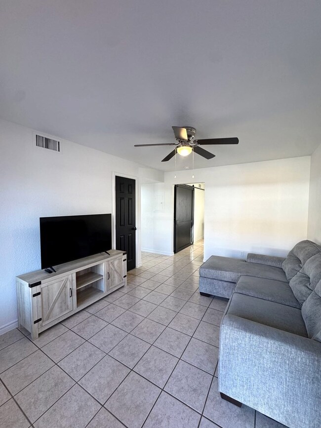 2255 N Veterans Blvd unit 11, Eagle Pass, TX 78852 - photo 2