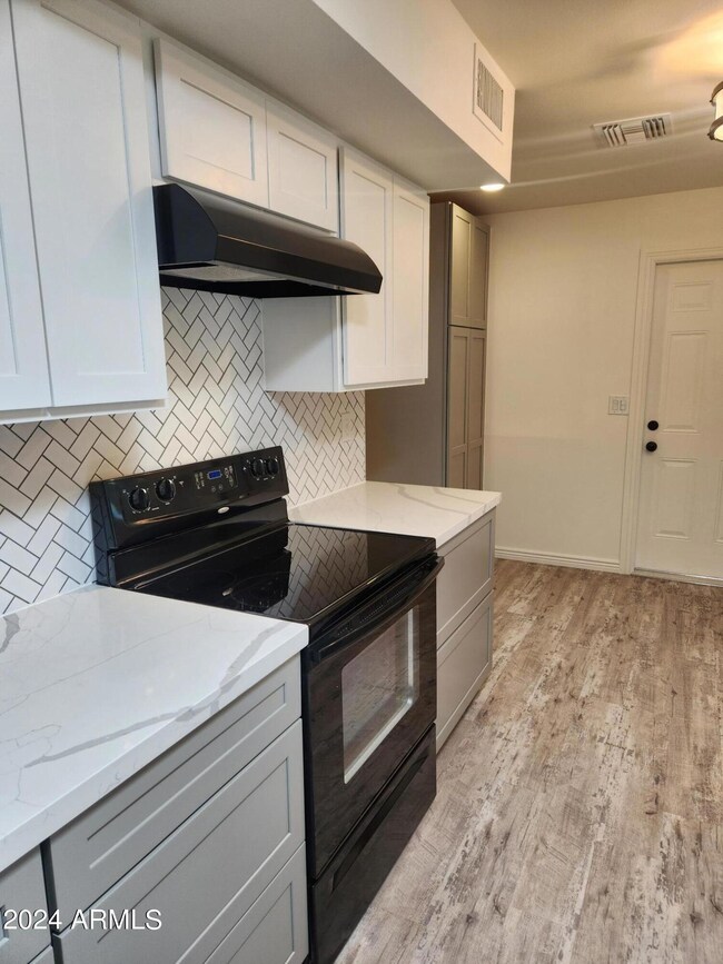 10830 W Canterbury kitchen