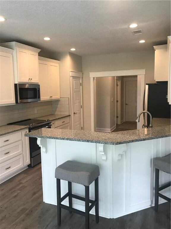Luxurious Kitchen and Bar Area