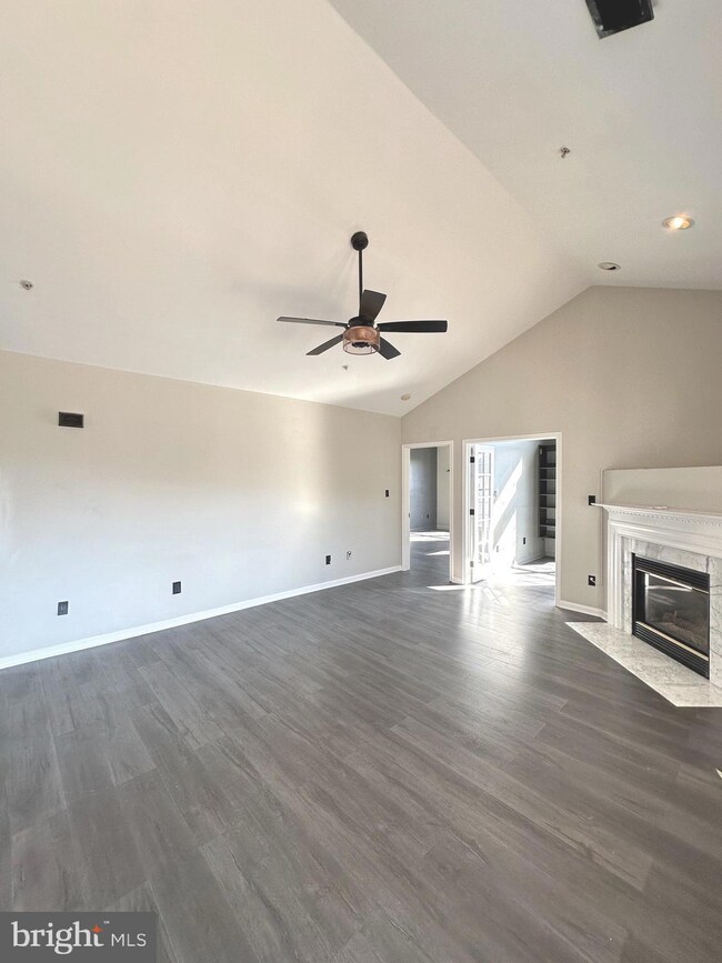 25272 Riffleford Square unit 304, Chantilly, VA 20152 - photo 5