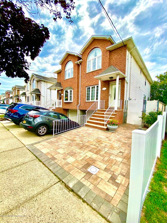731 Correll Ave, Staten Island, NY 10309 - photo 2