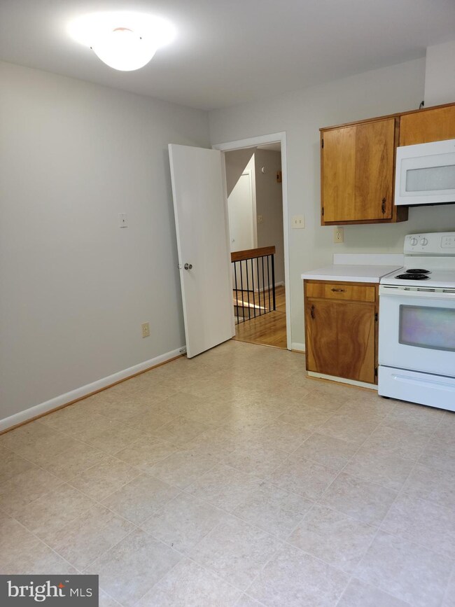 12001 Insha Ct, Reston, VA 20191 - photo 4