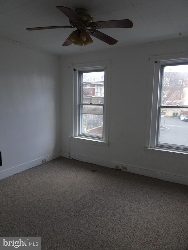 1046 Pear St, Reading, PA 19601 - photo 6