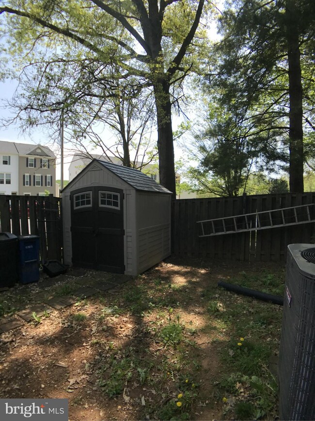 18443 Stone Hollow Dr, Germantown, MD 20874 - photo 2