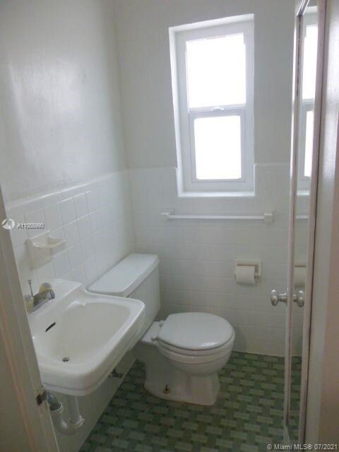 Bath Room has tub