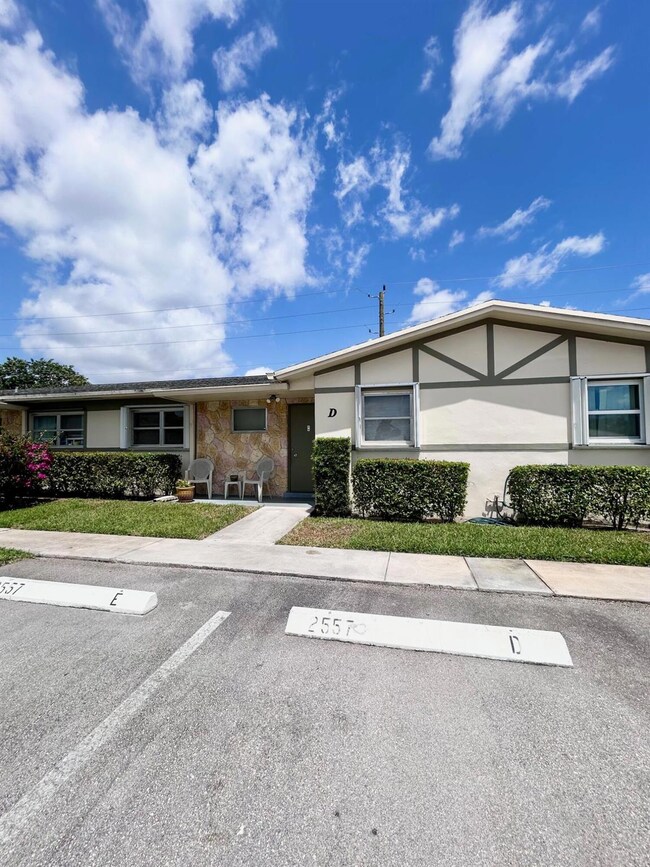 2557 Emory Dr W unit D, West Palm Beach, FL 33415 - photo 2