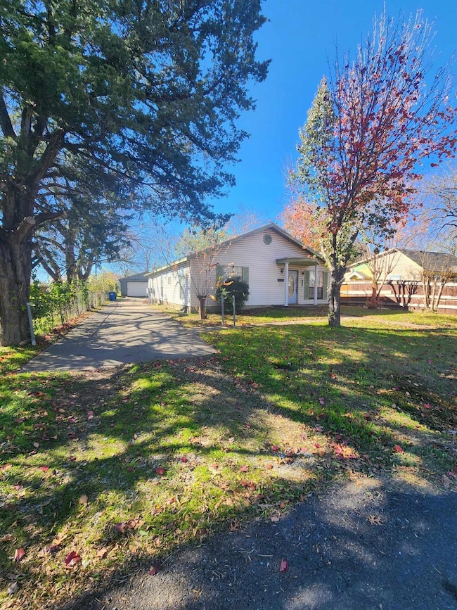 909 S Dallas St, Ennis, TX 75119 - photo 2