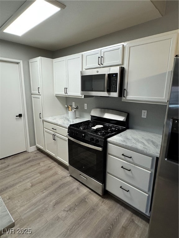 Kitchen with stainless steel range with gas stovet
