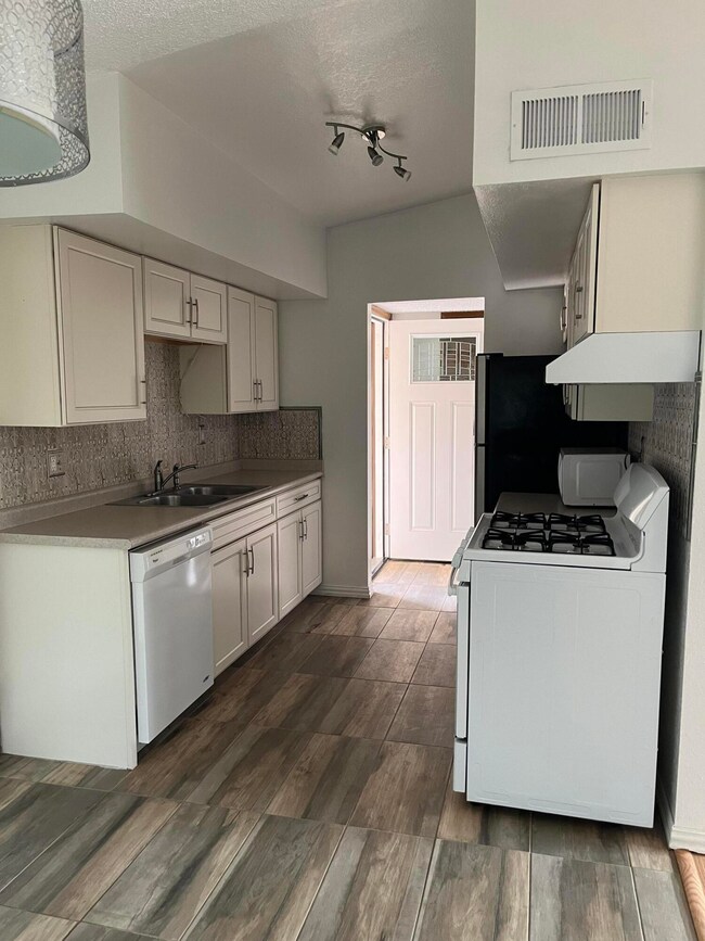 comet full kitchen view