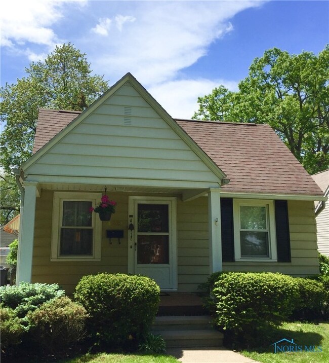 Cozy covered front porch w/new outdoor carpet!
