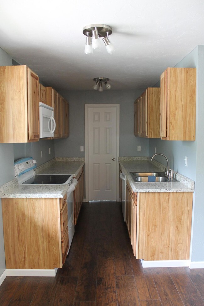 232 Sleepy Hollow Dr unit 9, Kimberling City, MO 65686 - photo 2