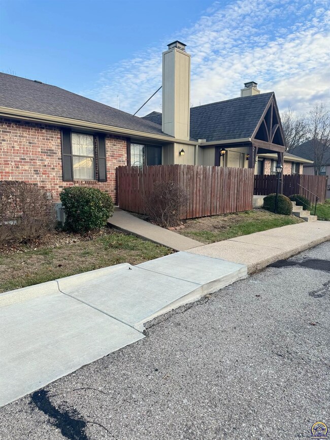 5603 SW Foxcroft Cir S unit 104, Topeka, KS 66614 - photo 2