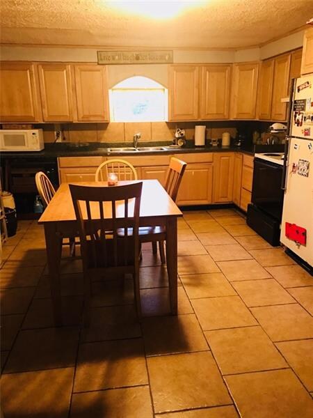 Nice large eat-in kitchen with tons of cabinet spa