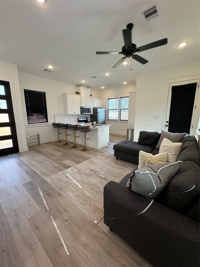 8424 Wileyvale Rd unit B, Houston, TX 77016 - photo 5