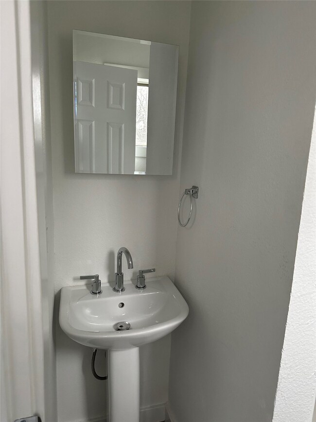 607 1/2 Enid St unit 1A, Houston, TX 77009 - photo 5