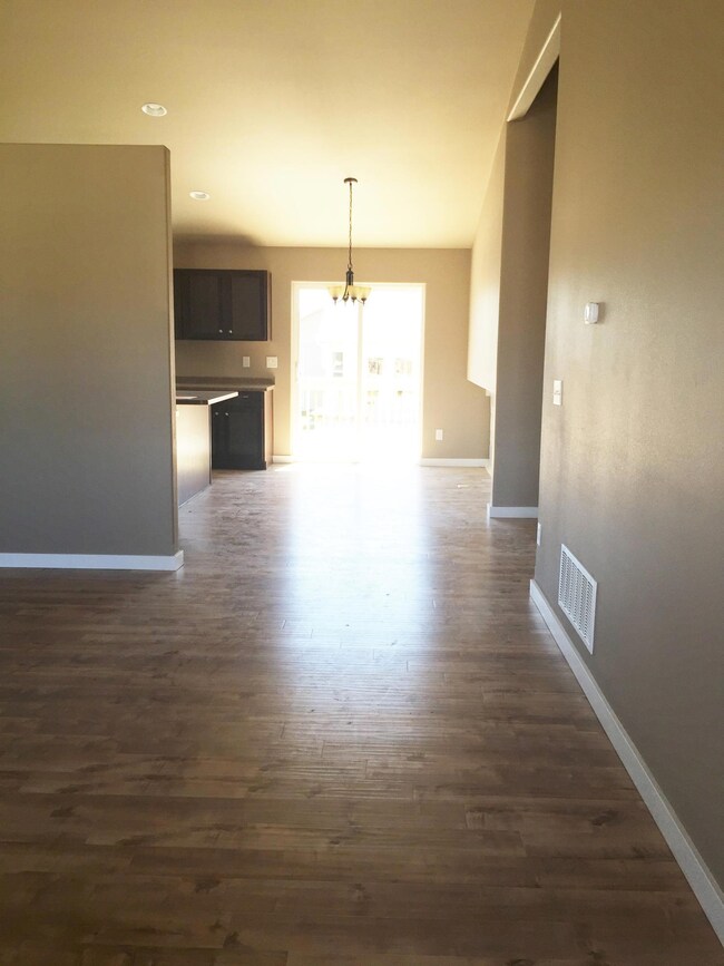 Living room to dining & kitchen<|><|>
