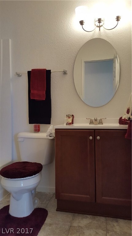 Guest bath with tub/shower combo!