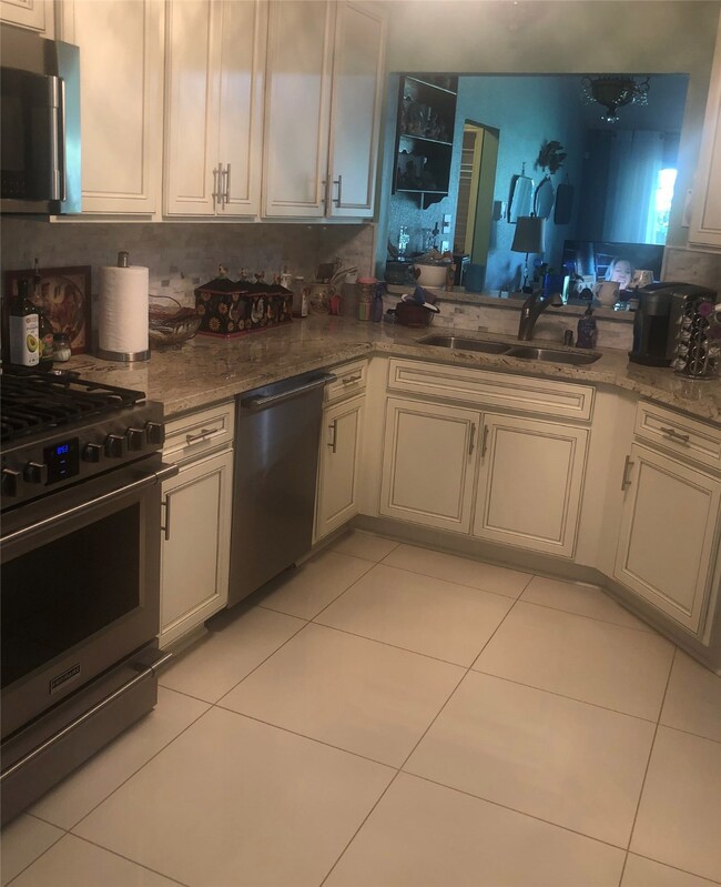 10906 Gulf Bridge Ct, Houston, TX 77075 - photo 2