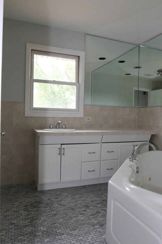 673 N Howard Ave, Elmhurst, IL 60126 - photo 2