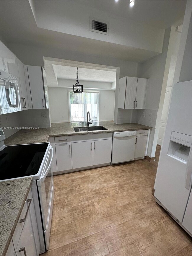 10945 NW 43rd Ln, Doral, FL 33178 - photo 4