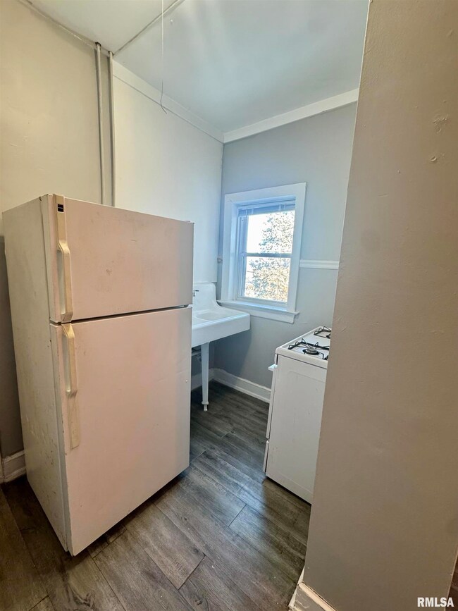 2028 7th Ave unit B2, Moline, IL 61265 - photo 3