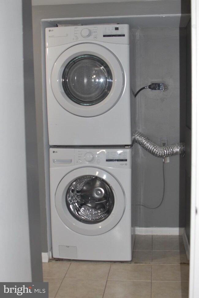 11602 Stoneview Square unit 1B, Reston, VA 20191 - photo 3